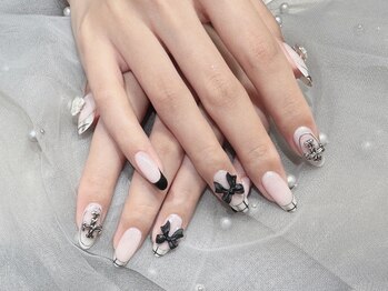 モノトーン×リボンの上品ネイル