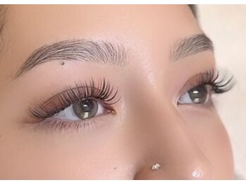 アールグレイス 表参道の写真/【当店オリジナルメニュー】まつげの負担を軽減し、ボリュームのある目元で魅力UP！オリジナルの特殊技術◎