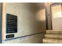 サロンドジョリー(Salon de Jolie)/6.右手の階段を上がる