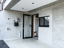 ルミナ 浦添店(Lumina)の雰囲気（コンクリート調の落ち着いた外観です。）