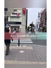 最初に見える横断歩道を渡り、そのまま直進