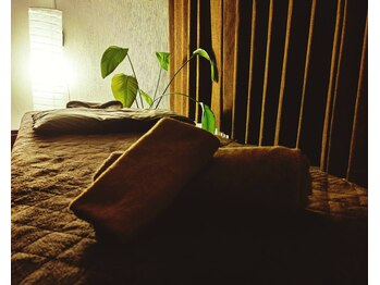 健美庵 京町店 小倉駅前/リラックスできる施術ベッド