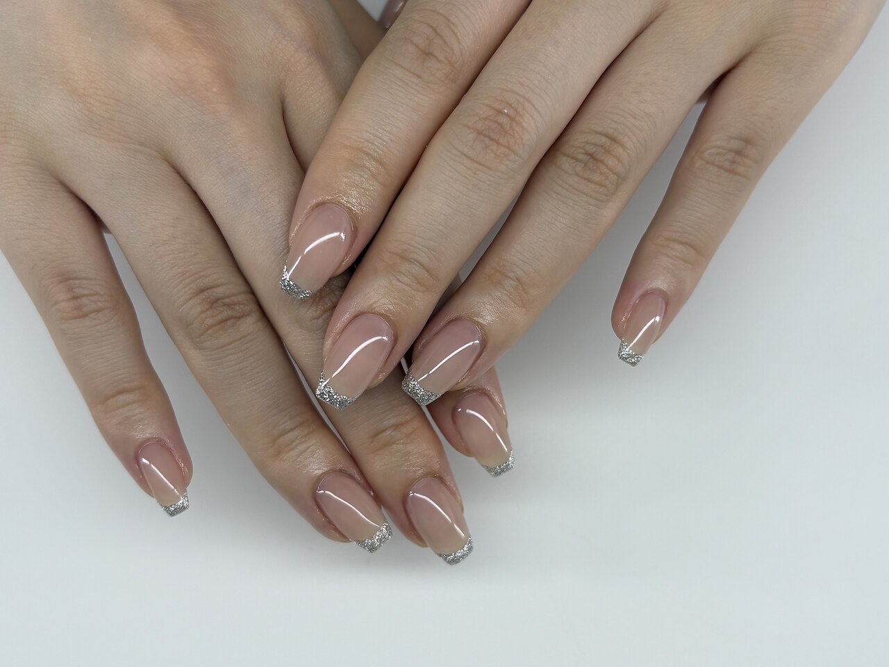 2025年-2026年冬トレンド】シルバーフレンチのネイルデザイン集｜人気