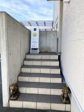 サバイカーイ(ITM)/店内入り口階段