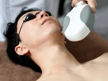 ティンクル(TWINKLE)/男性の髭脱毛の施術風景