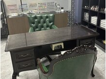 カメレオン(chameleon)の雰囲気(落ち着けるテーブルセットです。くつろいで施術を受けられます。)