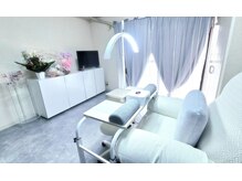 グレー×ホワイトの店内です^^