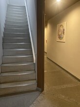 エヌラボ(N.LABO)/階段、エレベーターはその奥に
