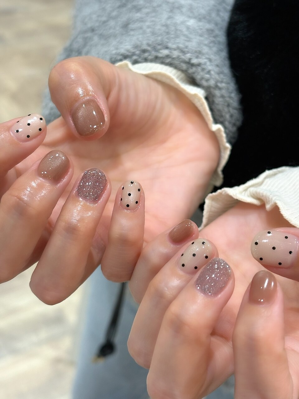 2026年冬トレンド】ガーリー ドットのネイルデザイン集｜人気順