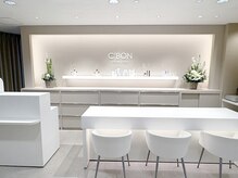 シーボン 船橋店の雰囲気（明るく広々とした開放的なサロン空間。初めての方も通いやすい）