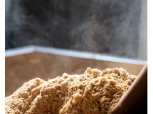 奈良県吉野産のヒノキを使用。独自の発酵技術で70℃をキープ。