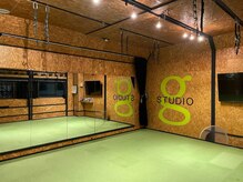 ジースタジオ(G studio)の雰囲気（天井の高さは3ｍ。ポールダンスの練習も行っております）