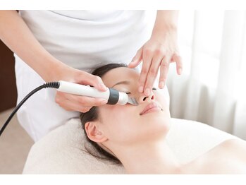 サラン スキンサロン(Sarang skin salon)の写真/【毛穴洗浄×美容液導入】詰まり・黒ずみを一掃し、内側から潤い満ちる水光肌へ！引き締め効果で小顔◎