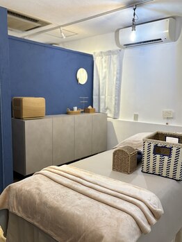 メル 塚口店(Mer)/サロンは青と白の空間