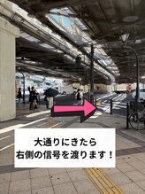 まっすぐ進むと大通りの交差点にたどり着き、右手の信号を渡ります♪