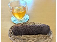 アールプラス(R+)の雰囲気（ハーブティや天然水、たまに蜂蜜をサービス提供しております）