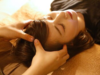 ヒーリンスペース 四条梅津店(Healin space)の写真/【落ち着いた空間で極上の寝落ち体験を…】頭部を丹念に揉みほぐし、コリ・張りを和らげ、巡りを促進◎