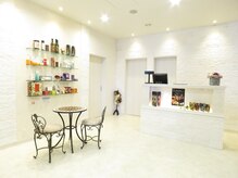 アンティカ 小松店(antiqa)の雰囲気（白を基調としたサロン空間♪美容室の二階です♪）