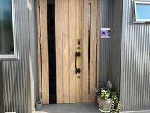 静かな住宅街にたたずむ外観はシルバーの建物です！