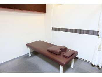 ドクタースマイル バイ カラダカイカク 本通り店(Dr.Smile)/施術ベッド1/小顔/マッサージ