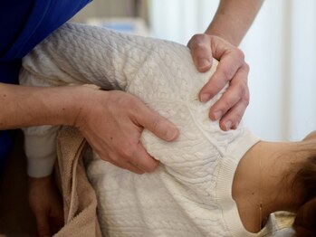 戸苅はり灸整骨院の写真/首・肩・腰の長引くお悩みに、鍼と指圧のダブルの施術で改善へ♪セルフケアやトレーニングの指導も◎