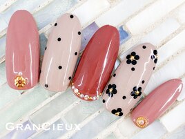 くすみピンク×デイジーネイル