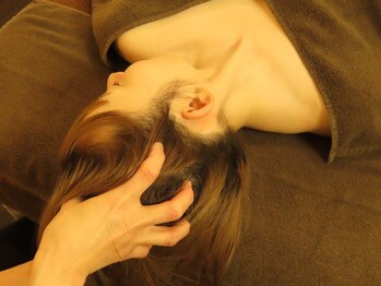 ヘアーアンドフェイスハウス ラポール(Hair&Face House Rapport)の写真/人気の極上ヘッドスパで頭皮のコリをほぐし、首肩のコリや疲れを解消！お顔のリフトアップにも効果あり◎