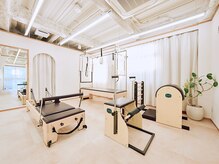 アルピラティス 池尻大橋(AruPilates)の雰囲気（白基調の完全個室♪Refa完備・ウェア無料で手ぶら来店OK◎）