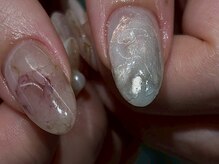 and w/Laque miniの雰囲気(絵画のような絶妙な色の混ざり合いがお洒落なニュアンスネイルも)