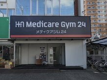 入り口はこちら。階段を降りてインターホンを押してください