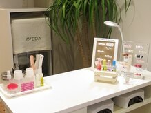 ウィスタリアフィールドネイル AVEDA店の雰囲気（白を基調とした贅沢な空間！フットスペースは個室で…♪）