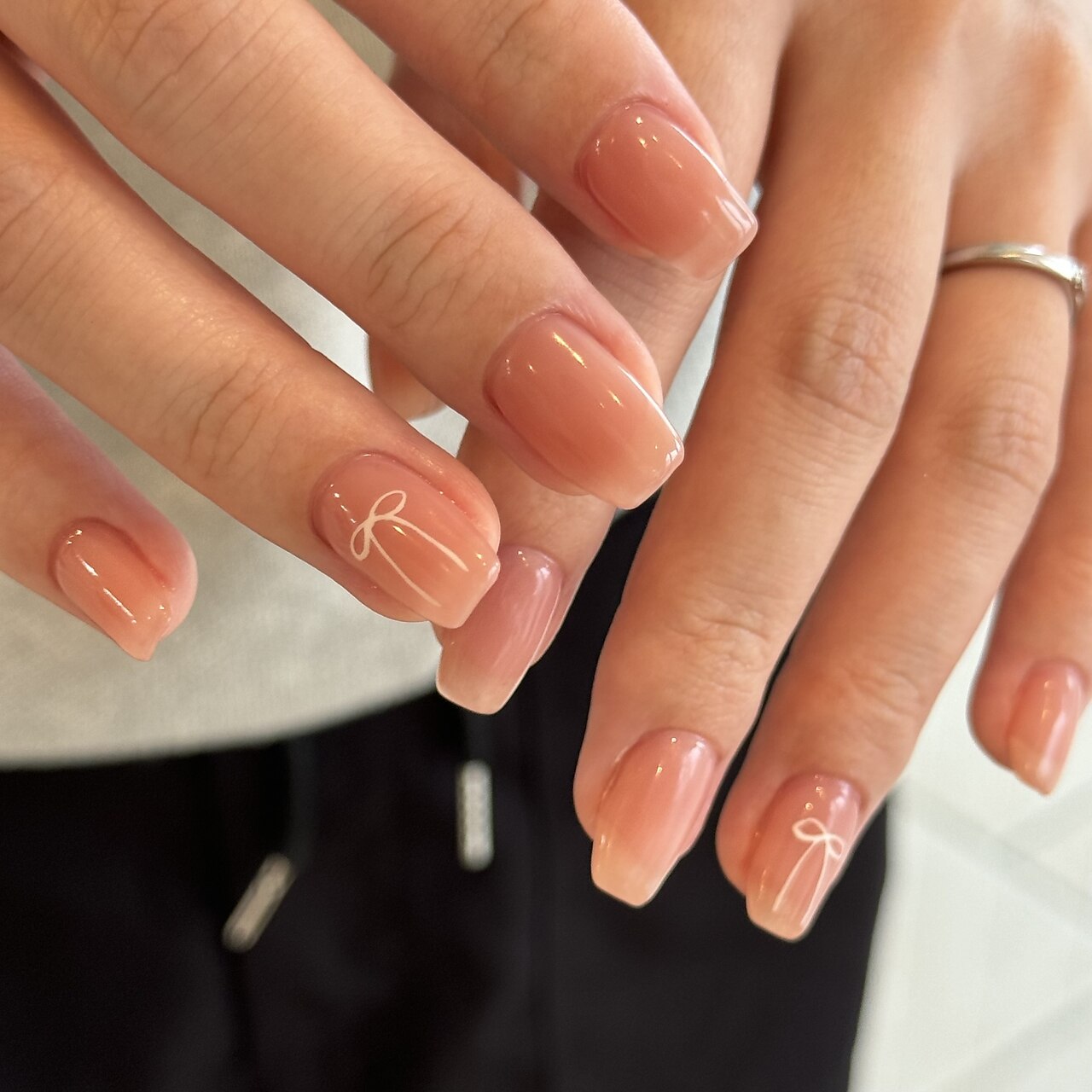 2025年秋トレンド】ピンク リボンのネイルデザイン集｜人気順