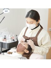 チコ 中津店(chico)/03.目元にトリートメント施術