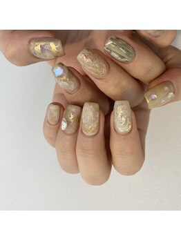 ヌア(nur.)/ホワイト×ゴールドnuance