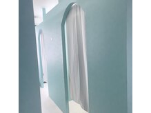 モストアイズ 横浜(most eyes)/スカイブルー基調の個室サロン