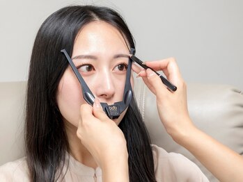 眉毛アイブロウサロンeye like me博多店 眉毛サロン/眉毛/眉毛間引き/眉毛/眉毛WAX手順2-2:黄金比似合わせ