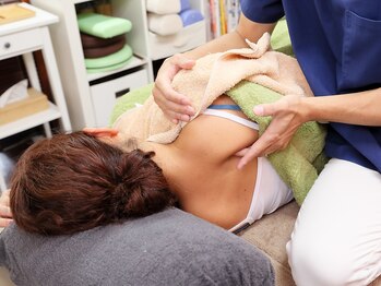 いまい整体院/施術シーン【3】