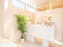 レア オハナ(Lea OHANA)の雰囲気（柔らかな木漏れ日が差し込む白を基調とした開放感あふれる店内）