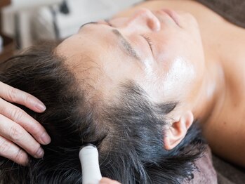 ポマイカイ 名古屋丸の内店(pomaikai)の写真/初めてでも安心☆頭皮洗浄で頭皮の臭いを解消！リフトアップ効果も期待できる頭皮ケア！