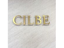 シルビー(CILBE)の雰囲気（移転リニューアル。白とゴールドを基調とした落ち着いた空間♪）