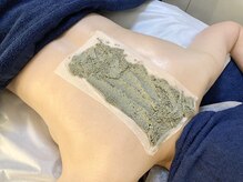 テールボーテ(Terre beaute)/海泥温熱パック中(背中)