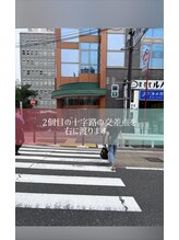 2つ目の交差点を右に渡ります。