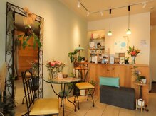 ヒーリングサロン ミーテの雰囲気（ミーテのこだわり3★季節のお花や木の温もりを感じる店内）