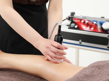 クオルボディケア(QOL Body Care)の写真/パンパンの足も驚くほど軽く！温活よもぎ蒸し×メディセル吸引で、巡りを整え肩こり・腰痛までスッキリ改善