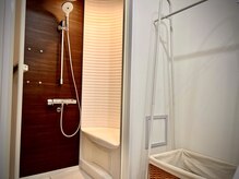 にしむら整骨院の雰囲気（椅子付きのシャワールームでゆっくりと汗を流してください♪）