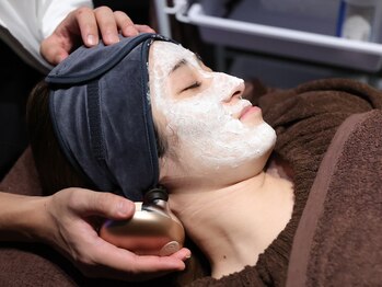 ウル(ulu)/頭皮マッサージの様子