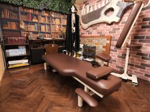 ヲタク専門もみほぐ鍼灸整体ヲタ健Lab.8の雰囲気（このデカい剣は嫁の姉の旦那さんが僕の結婚式用に作ってくれた！）