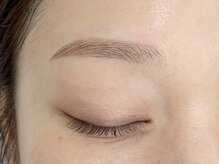 エルブリンク(elblink)/平行眉をアーチ眉に