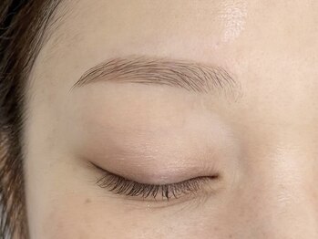 エルブリンク(elblink)/平行眉をアーチ眉に