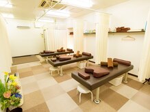 潤整骨院の雰囲気(落ち着いて過ごせる明るく清潔なベッドスペース)